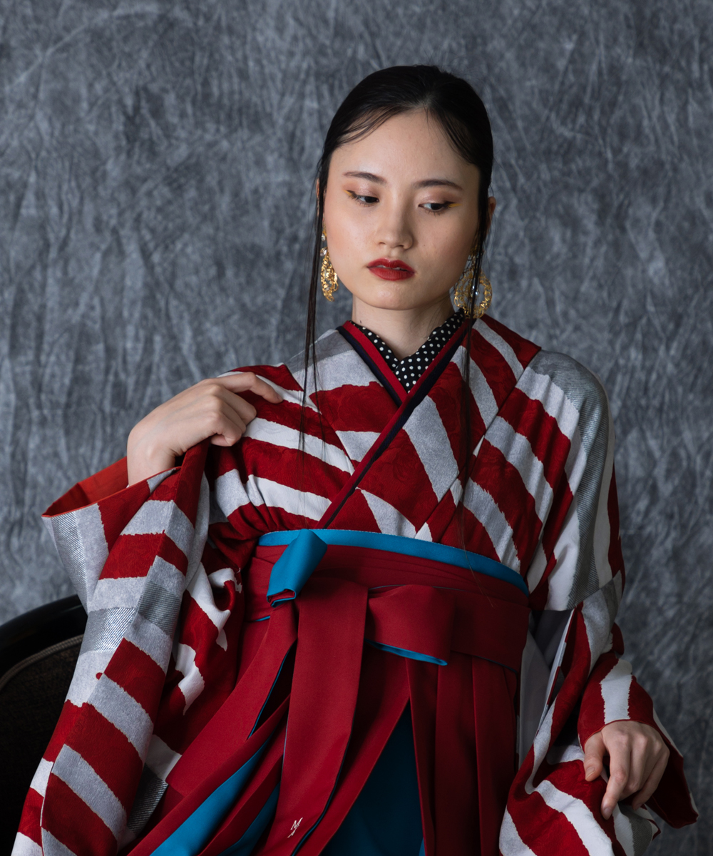 着物＋袴＋半幅帯】華やかな赤の着物にツートングラデの袴 セールス ...